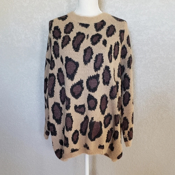 Altar'd State Sweaters - Altar'd State leopard print fuzzy oversized sweater Size XS / S. NEW
